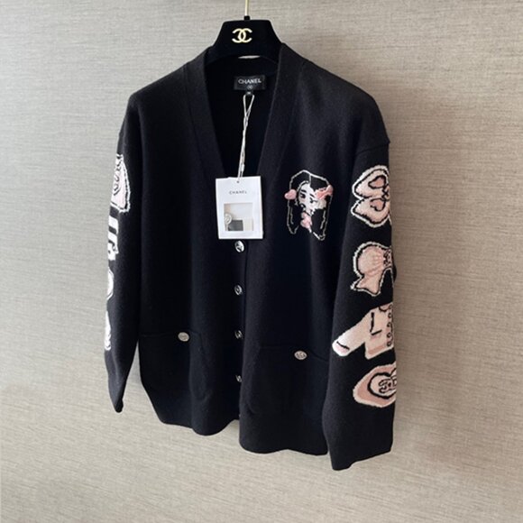 Chanel Black Knit Cardigan with Cartoon Embroidery Combines Luxury and Whimsical - Picture 4 of 8